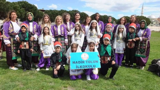 Balıkesir’de Anne Çocuk Halk Oyunları Ekibi Gösteri Yaptı