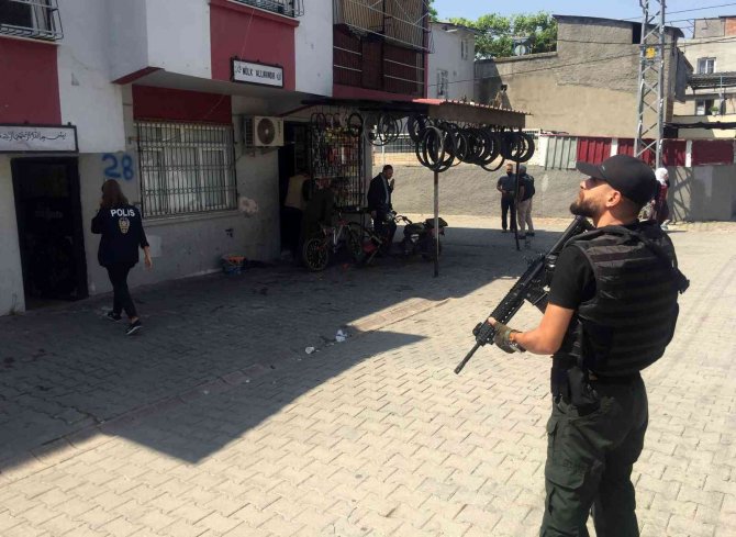 Polis Narkotik Operasyonunda Ağız İçinde Bile Uyuşturucu Aradı