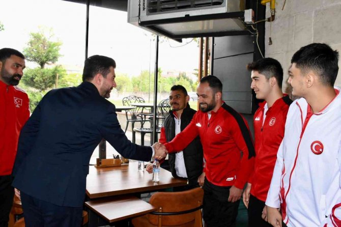 Çizmelioğlu, Eskişehirli Milli Sporcular İle Bir Araya Geldi
