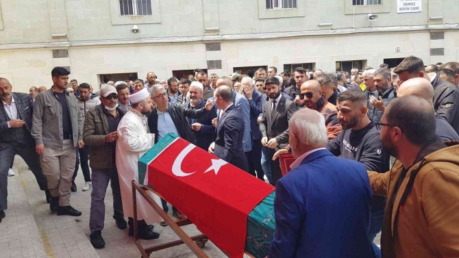 Kalp Krizinden Ölen Şampiyon Boksör Memleketi Giresun’da Son Yolculuğuna Uğurlandı