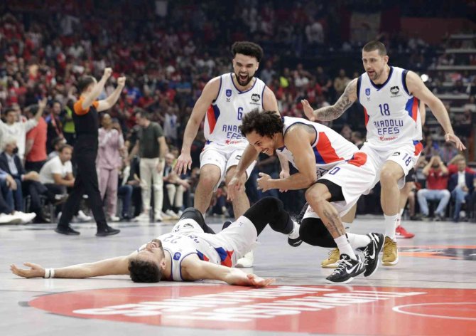 Anadolu Efes Üst Üste 3. Kez Finalde