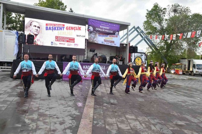 Başkent’te Pilli Bebek Ve Melek Mosso Rüzgarı Esti, Gençler Bayram Coşkusu Yaşadı