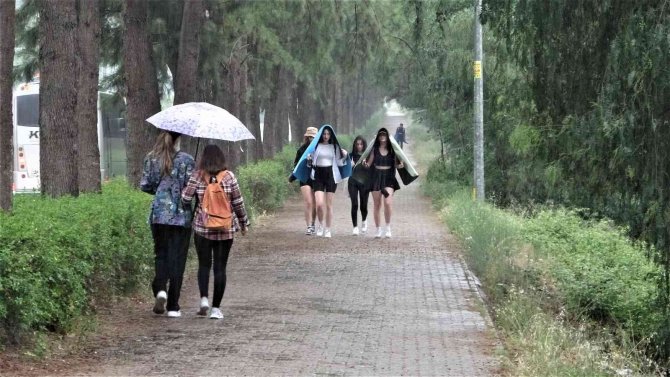 Antalya’da Kısa Süreli Sağanak Yağmur Vatandaşlara Zor Anlar Yaşattı