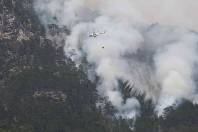Alanya’daki Yangına Helikopter, 200 İşçi Ve 22 Arazözle Müdahale Ediliyor