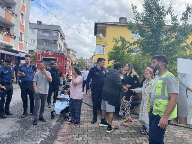 Ümraniye’de 3 Katlı Binada Yangın Çıktı, Kiracı Ve Ev Sahibi Birbirine Girdi