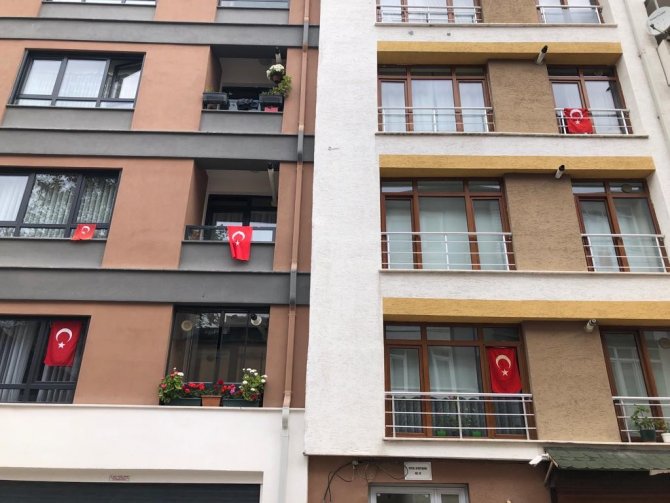 Gelenek Unutulmadı, Balkonlar Bayraklarla Doldu