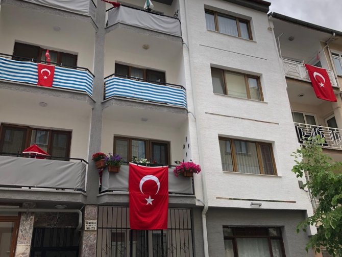 Gelenek Unutulmadı, Balkonlar Bayraklarla Doldu