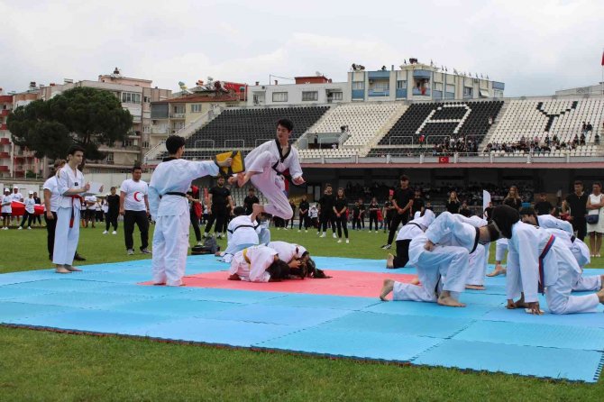 Aydın’da Gençlerin Gösterileri Ayakta Alkışlandı