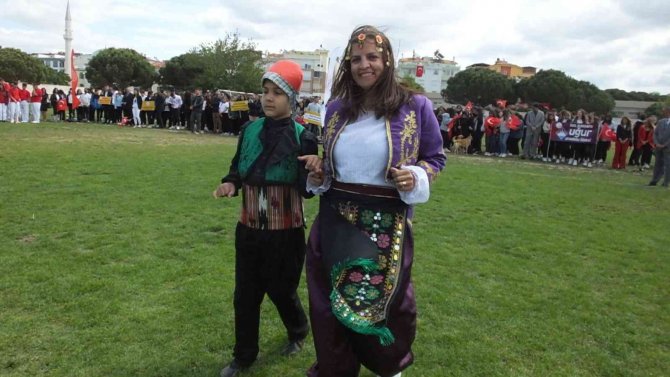 Balıkesir’de Anne Çocuk Halk Oyunları Ekibi Gösteri Yaptı