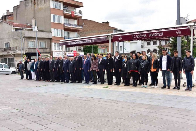 Bazı Parti Ve Stk’lar Atatürk Anıtı’na Çelenk Sundu