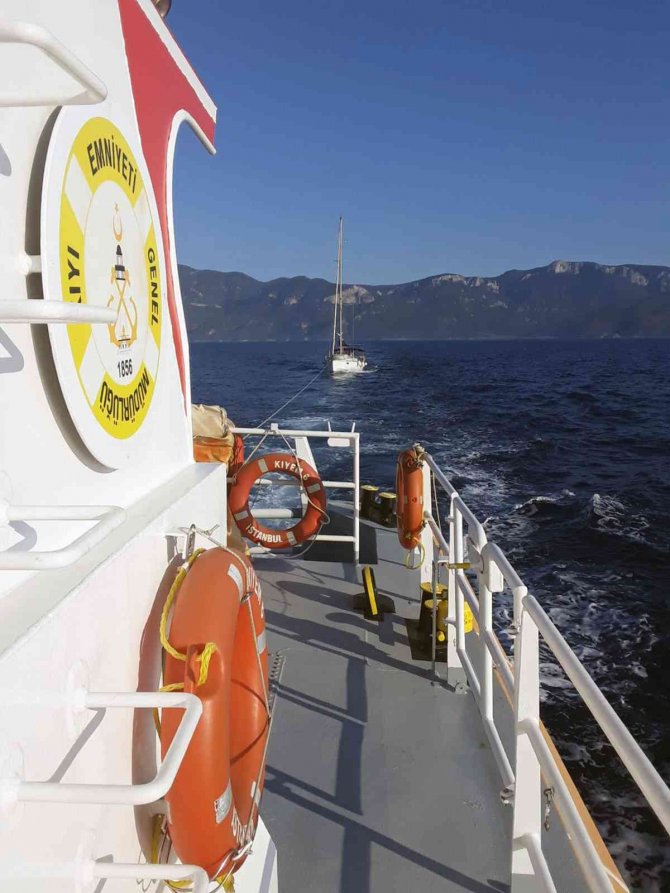 Makine Arızası Yapan Tekne Marinaya Çekildi