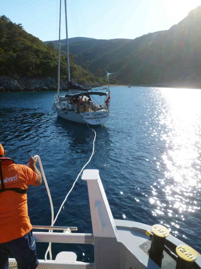 Makine Arızası Yapan Tekne Marinaya Çekildi