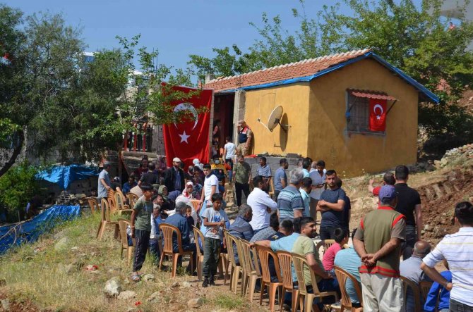 Şehidin Evine Türk Bayrağı Asıldı