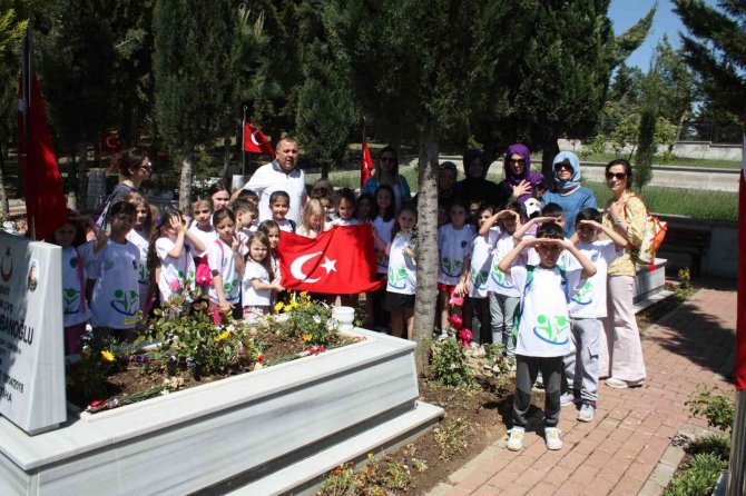Bursa’da İlkokul Öğrencilerinden Şehitliğe Ziyaret