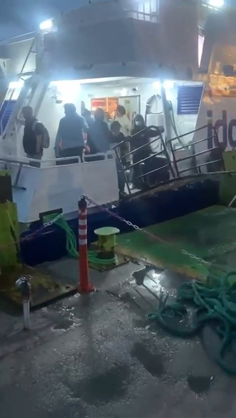 Feribotta Can Pazarı: Metrelerce Yükselen Dalgalarda Zor Anlar Kameralara Yansıdı