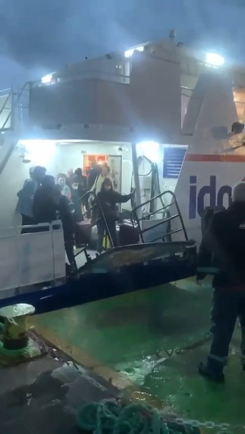 Feribotta Can Pazarı: Metrelerce Yükselen Dalgalarda Zor Anlar Kameralara Yansıdı