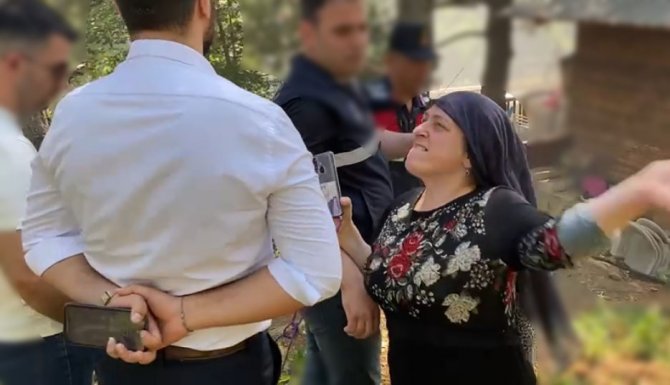 İ̇nekleriyle Belediyeyi Basmıştı...şimdi De Benzin Bidonuyla Çatıya Çıktı
