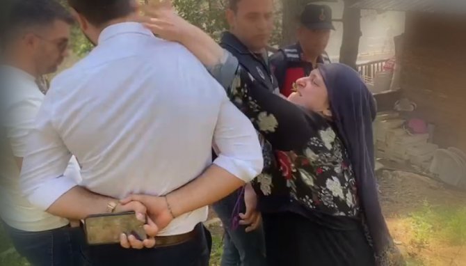 İ̇nekleriyle Belediyeyi Basmıştı...şimdi De Benzin Bidonuyla Çatıya Çıktı