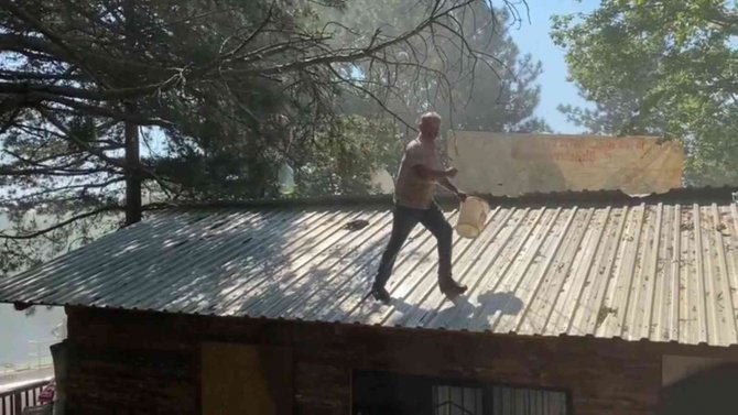 İ̇nekleriyle Belediyeyi Basmıştı...şimdi De Benzin Bidonuyla Çatıya Çıktı
