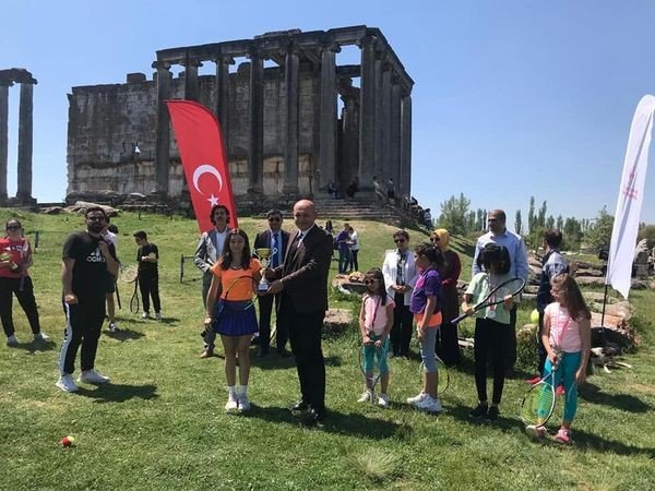 Çavdarhisar Aizanoi Antik Kenti’nde Sokak Tenisi Turnuvası