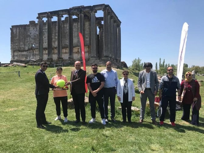 Çavdarhisar Aizanoi Antik Kenti’nde Sokak Tenisi Turnuvası