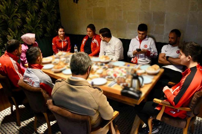 Çizmelioğlu, Eskişehirli Milli Sporcular İle Bir Araya Geldi