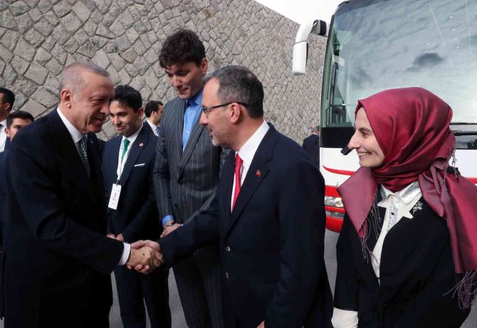 Cumhurbaşkanı Erdoğan: “Gençlerimizi Kucaklayan Anlayışla, Türkiye’ye Kurulan Tuzakları Birer Birer Bozduk”