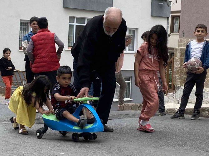 Sancaktepe’de Ölüm Teğet Geçti: Küçük Çocuk, Cipin Altından Yara Almadan Kurtuldu