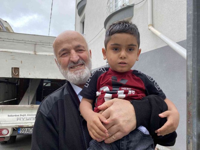 Sancaktepe’de Ölüm Teğet Geçti: Küçük Çocuk, Cipin Altından Yara Almadan Kurtuldu