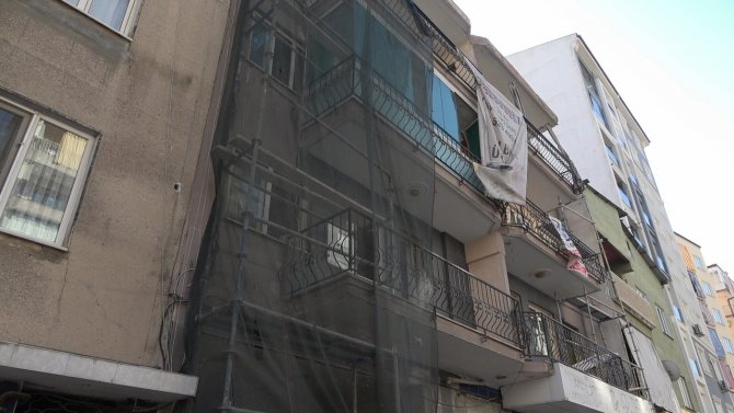 Kaldırımda Yürürken Başına İnşaattan Cisim Düşen Genç Kız Yaralandı