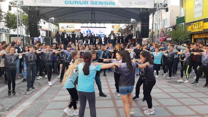 Edirne’de 1919 Kişi Aynı Anda Halay Çekti