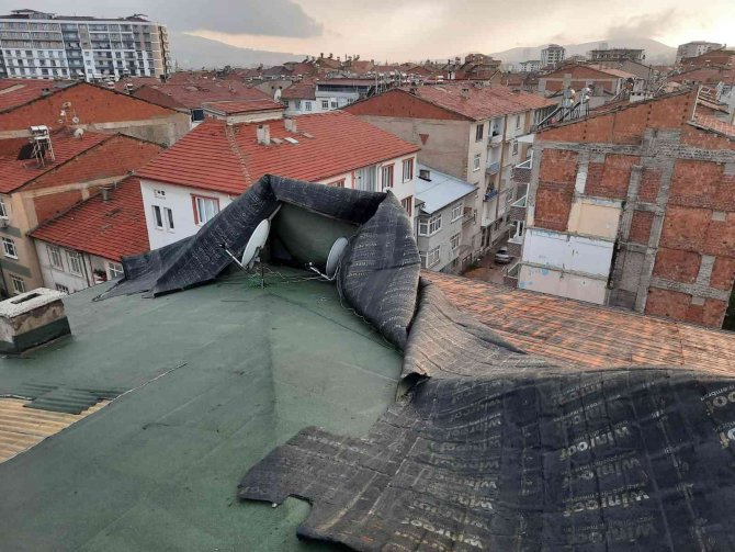 Elazığ’da Fırtına Sonrası Çatılar Uçtu, Ağaçlar Devrildi