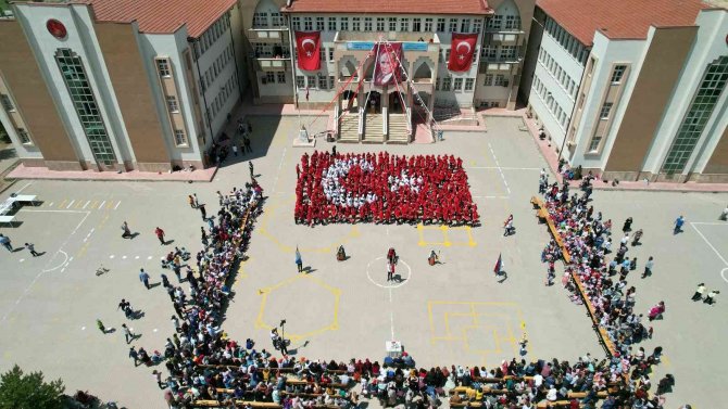 500 Ortaokul Öğrencisi Bedenleriyle Türk Bayrağı Oluşturdu