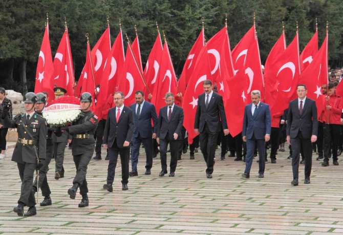 Bakan Kasapoğlu’ndan Anıtkabir’e 19 Mayıs Ziyareti