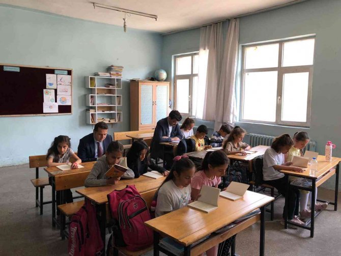 Kaymakam Kurt’tan Öğrencilere Kitap Desteği