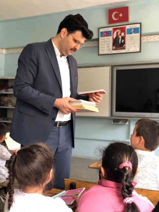 Kaymakam Kurt’tan Öğrencilere Kitap Desteği