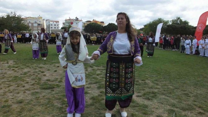 Balıkesir’de Anne Çocuk Halk Oyunları Ekibi Gösteri Yaptı