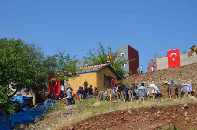 Şehidin Evine Türk Bayrağı Asıldı