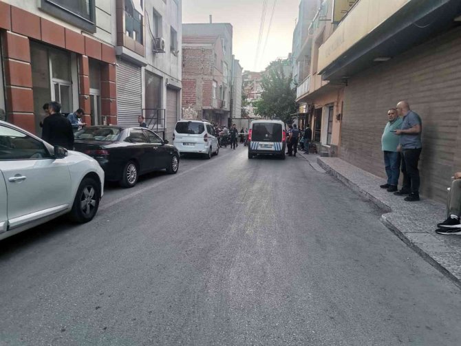 İ̇zmir’de İhbara Giden Polis Aracına ‘Mermi’ İsabet Etti