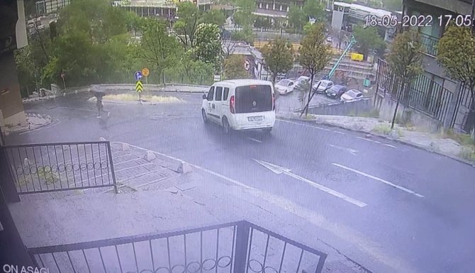 İ̇stanbul’da Korku Dolu Anlar Kamerada: Otomobil 50 Metreden Aşağıya Uçtu
