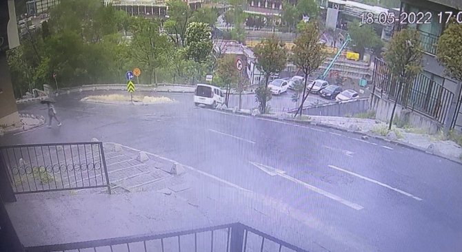İ̇stanbul’da Korku Dolu Anlar Kamerada: Otomobil 50 Metreden Aşağıya Uçtu