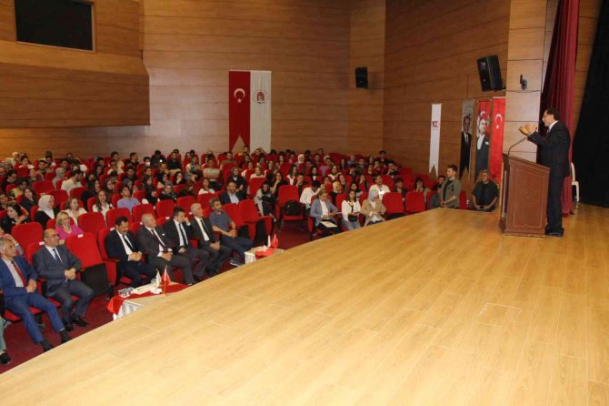 Şeref Malkoç’tan Üniversitelilere İş Bulma Tavsiyesi: “Bu Dillerden Birini Öğrenin, İş Bulamazsanız Yanıma Gelin”