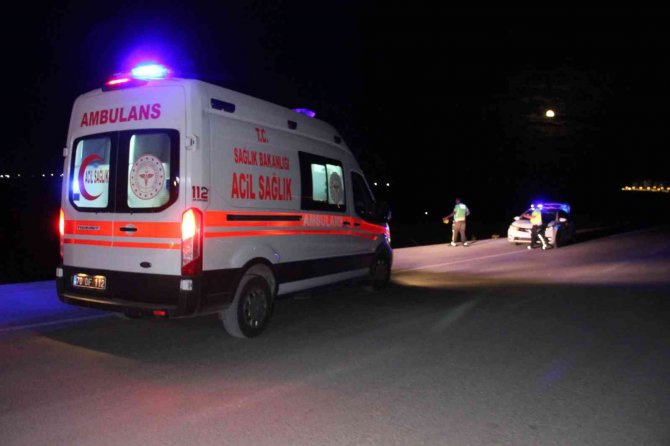 Karaman’da Takla Atan Otomobilde Sıkışan 3 Kişi İtfaiye Tarafından Kurtarıldı
