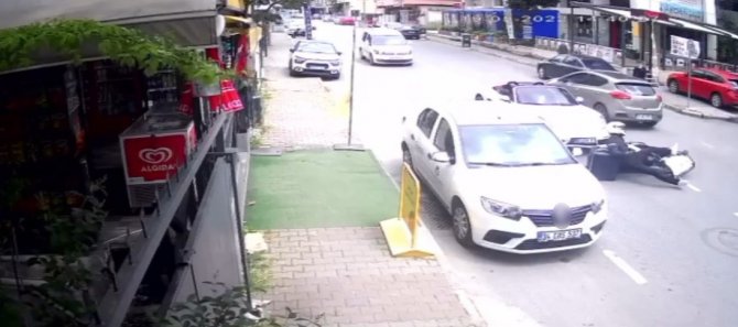 Kartal’da Lüks Otomobilin Çarptığı Motosikletli 15 Metre Sürükledi