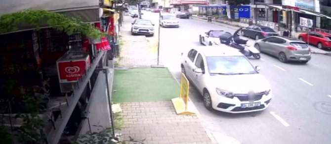 Kartal’da Lüks Otomobilin Çarptığı Motosikletli 15 Metre Sürükledi