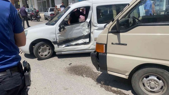 Hafif Ticari Araç İle Minibüs Çarpıştı: 1 Yaralı