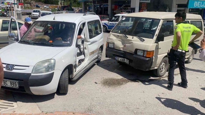 Hafif Ticari Araç İle Minibüs Çarpıştı: 1 Yaralı