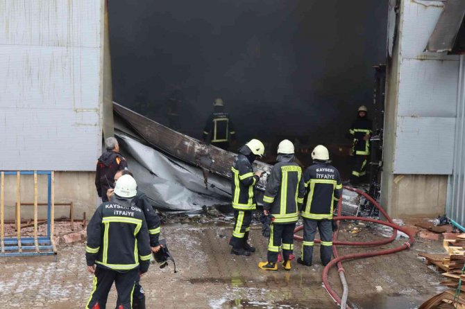 Kayseri’deki Fabrika Yangını 62 Personelle Söndürüldü