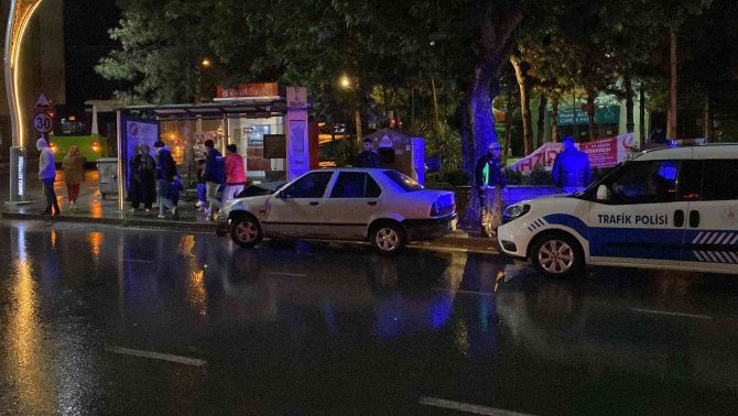 Kocaeli’de Belediye Otobüsü İle Otomobil Çarpıştı: 2 Yaralı