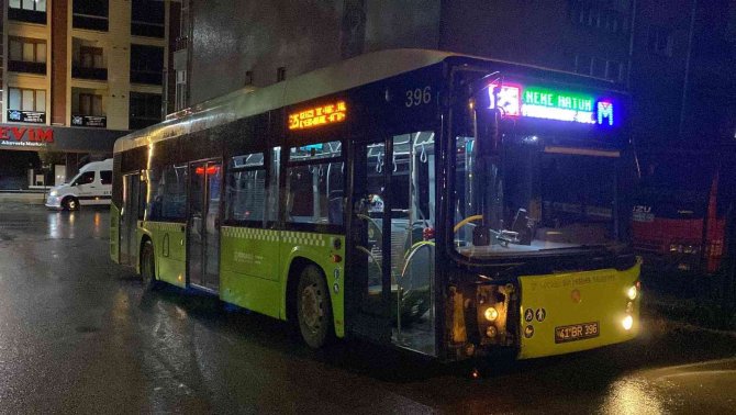 Kocaeli’de Belediye Otobüsü İle Otomobil Çarpıştı: 2 Yaralı